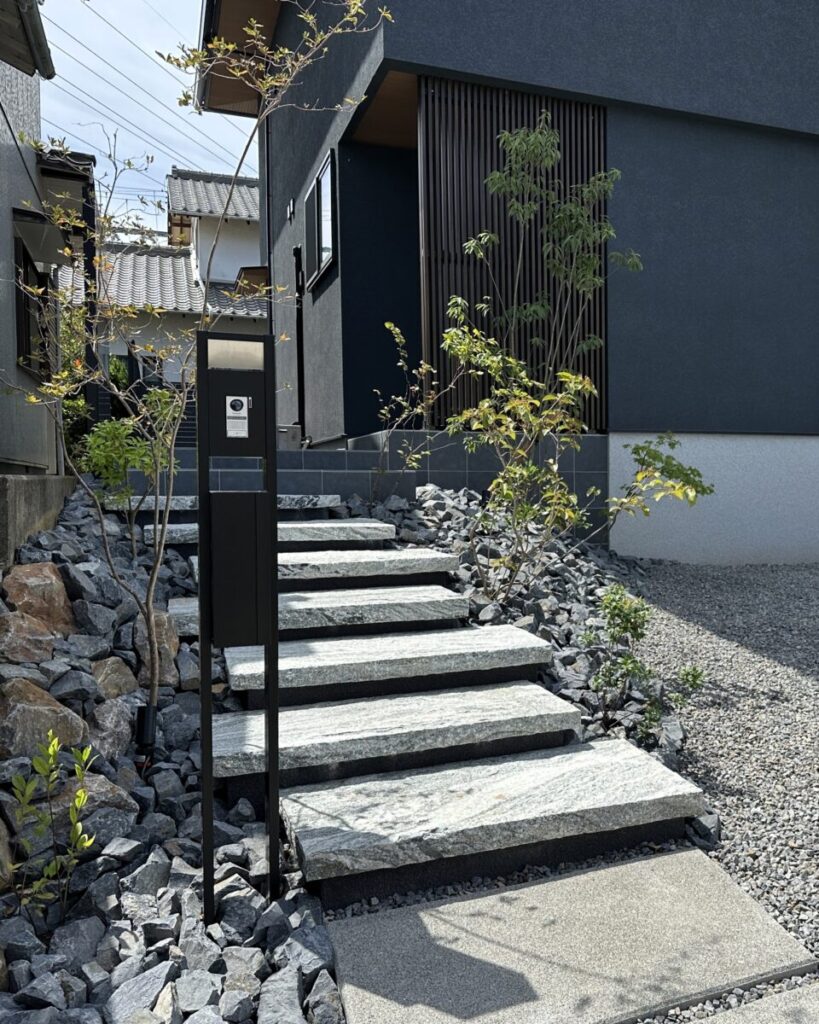 天然石が唯一無二の個性を醸しだす浮き階段になりました