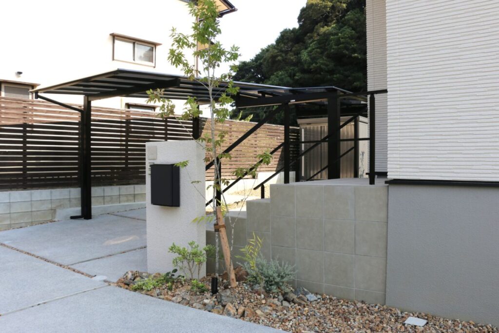 外構要素が盛りだくさんなお庭です
