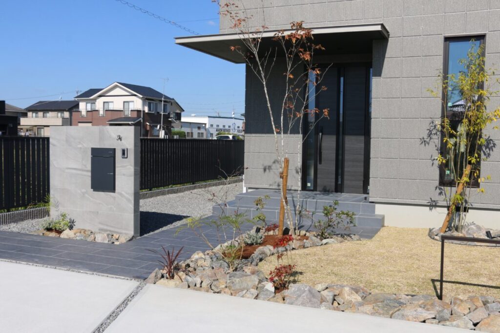 タイル貼りの重厚感に遊び心と開放感が融合しました