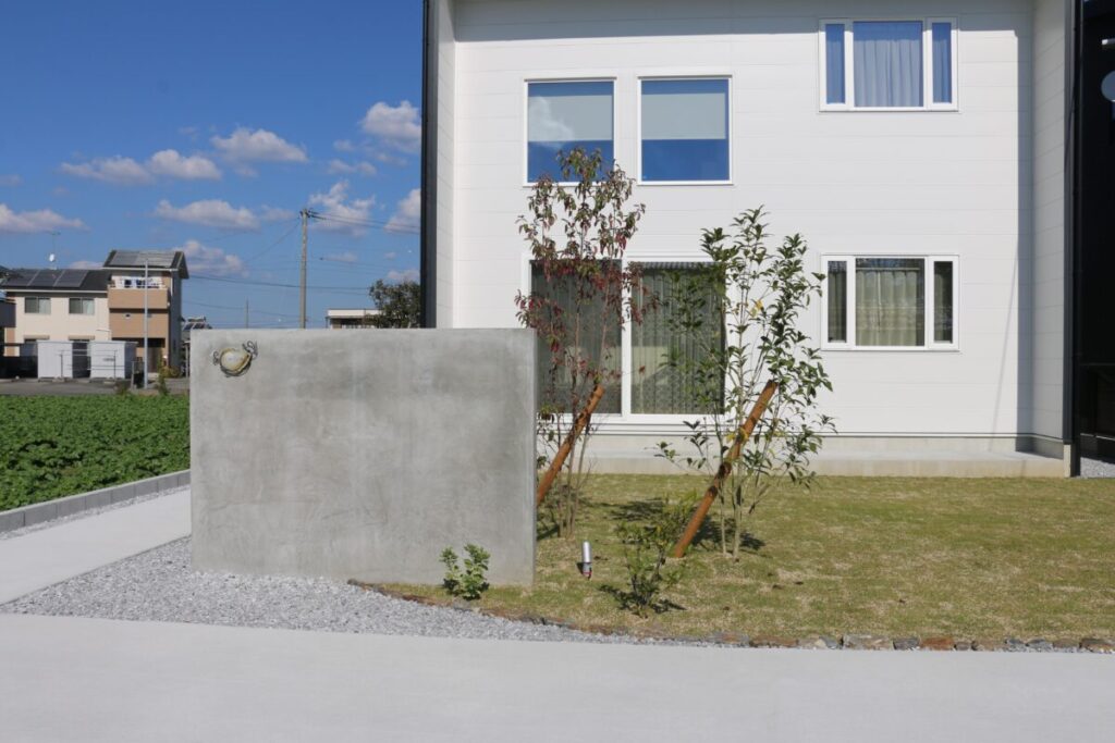 門柱はモルタル仕上げで天然芝ラウンド施工