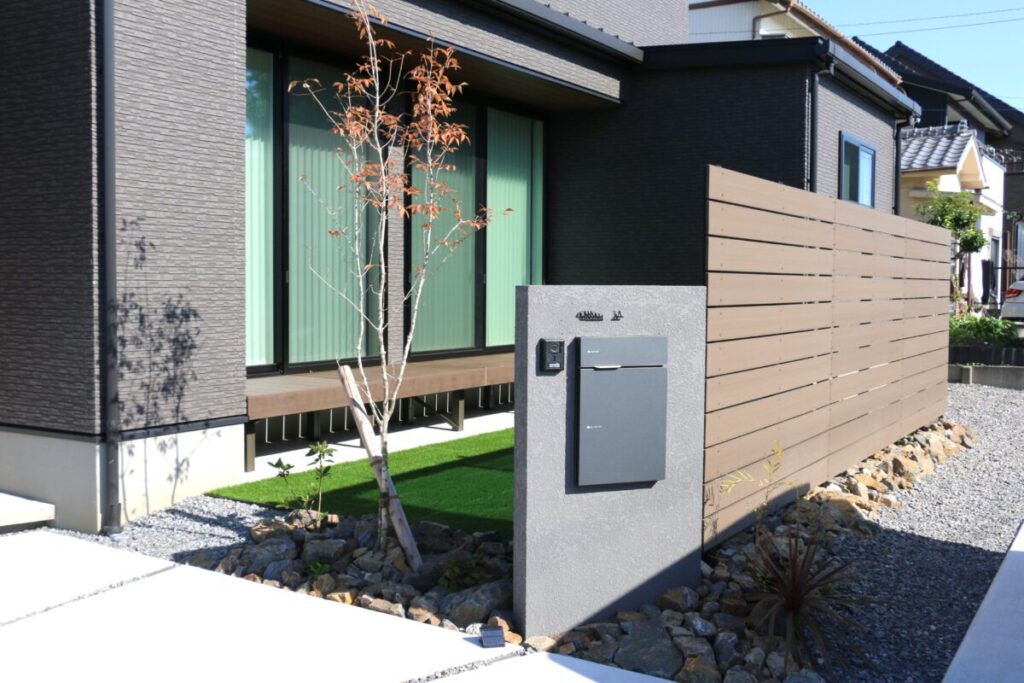 目隠しフェンスにニコボード/ノワール 幅6M高さ1.8M 施工