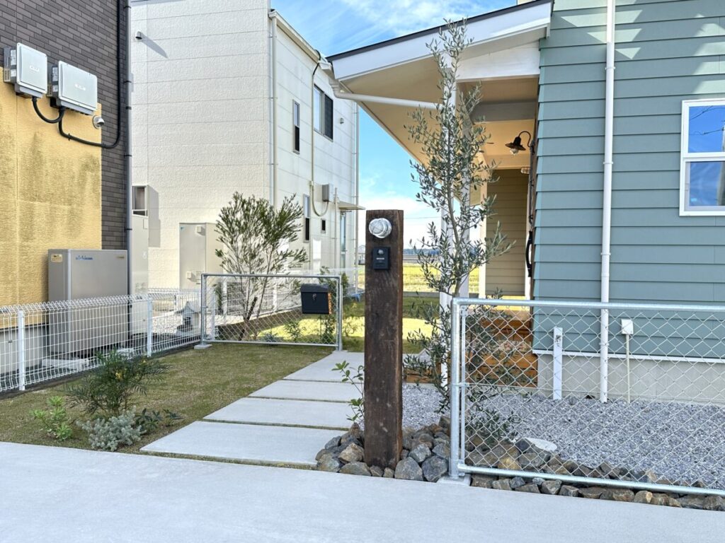 淡いエメラルドグリーンのお家のカントリーなお庭