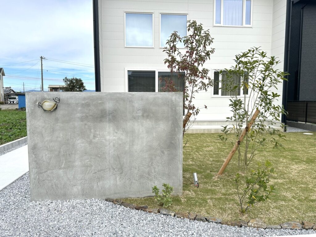 門柱はモルタル仕上げで天然芝ラウンド施工