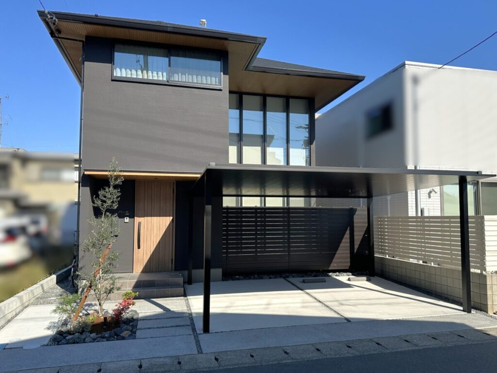 玄関アプローチのオリーブなどは秋のよそおいです