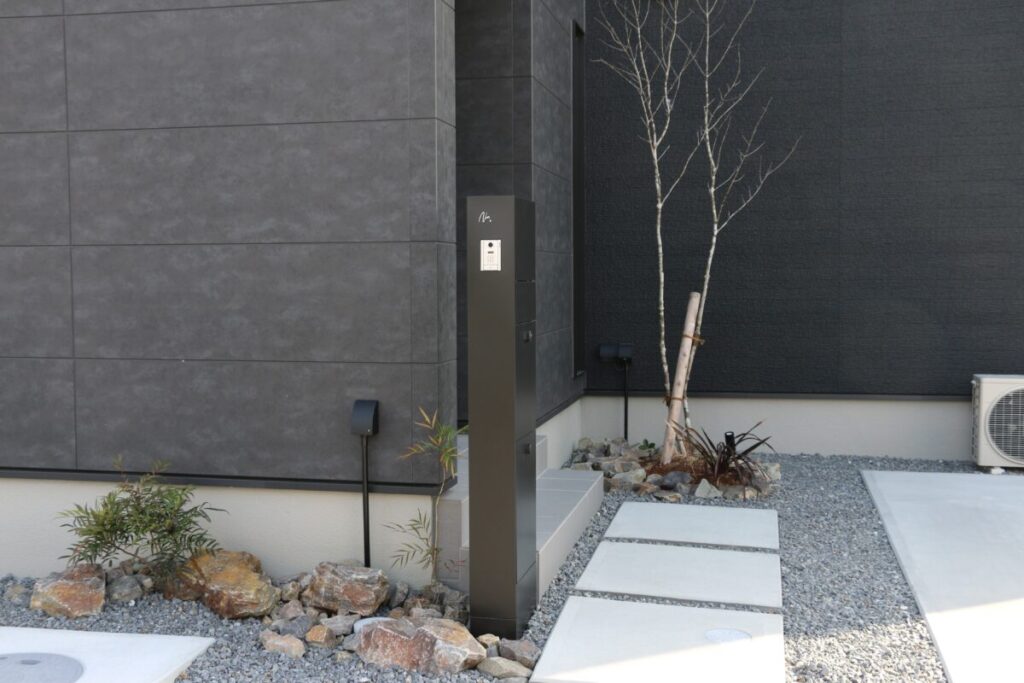 アプローチと駐車場2台分を刷毛引き仕上げしリビングにタイルデッキを作りました