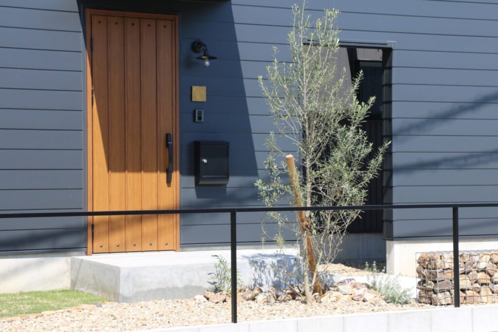 毎日の暮らしにそっと寄り添い、眺めるたびにほっとできる、自然体のお庭