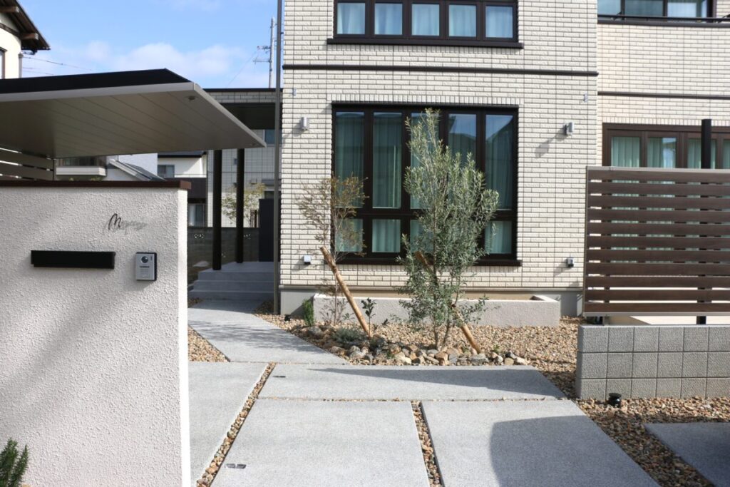 門柱は控えめながらも存在感のあるデザインで、住まいの“顔”として落ち着いた高級感を演出