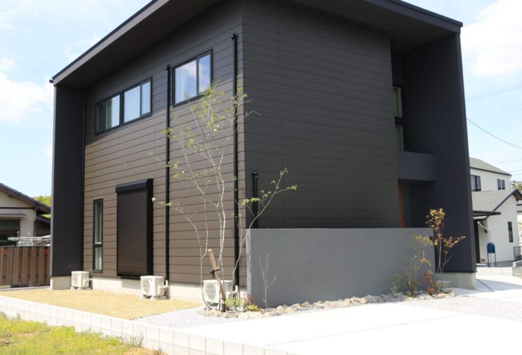 玄関まわりにそっと寄り添うように植えたアオダモとナツハゼ